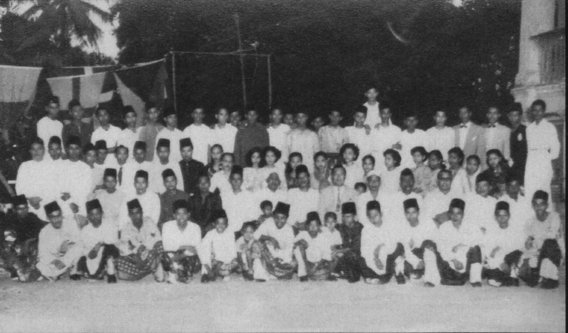 Penduduk Kampung Pasiran (1960an). Foto ihsan Cikgu Kader Suradi.